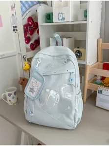 Detailansicht des süßen hellblauen Schulranzens mit transparenter Herztasche und Anhänger.
