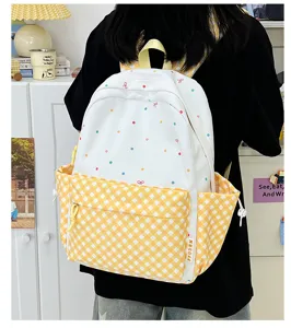 Süßer gepunkteter weißer Rucksack mit gelben Karomustern für Schüler und Studenten.