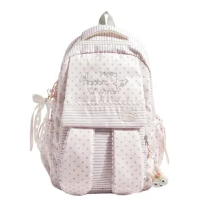 Gros plan détaillé du sac à dos rayé rose style Harajuku avec joli pendentif lapin.
