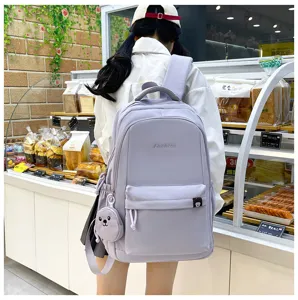 Vista dettagliata di uno zaino scolastico in nylon semplice in stile coreano.