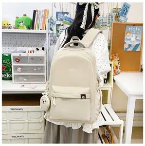 Zaino in nylon casual con grande capacità, ideale per studenti e pendolari, elegante colore beige.