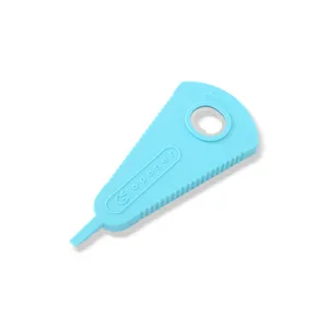 Apribarattoli multifunzione in azzurro chiaro, design antiscivolo per un'apertura facile e comoda.