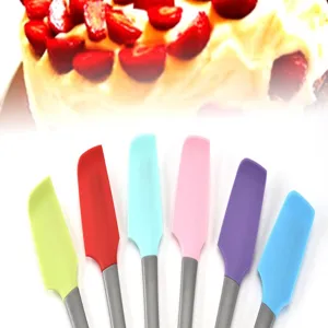 Bunte Silikon Spatel Detailansicht für Kuchen Creme Frosting und nützliches Backwerkzeug.