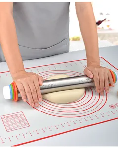Matterello regolabile in acciaio inossidabile e tappetino in silicone con dettagli di misurazione.