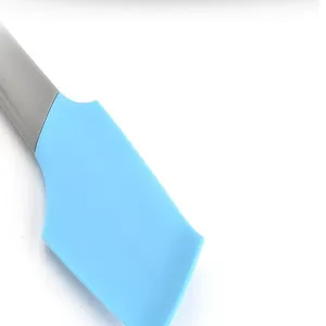 Detailansicht des blauen Silikon-Backspatels, flexibler Schaber für Teig und Creme.