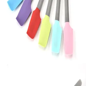 Silikon Spatel Set Detailansicht, bunte Backwerkzeuge für Kuchen Creme und Glasur.