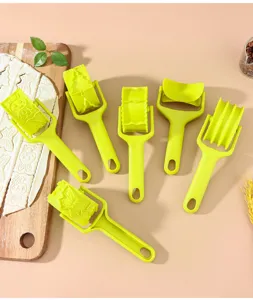 Ensemble de rouleaux à pâtisserie en plastique vert pour biscuits et pâtes décoratives.