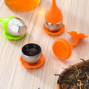 Pratico infusore da tè a foglia in silicone e acciaio inossidabile con vassoio per tè.