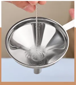 Mini embudo de acero inoxidable en detalle, muestra limpieza interna y uso práctico.
