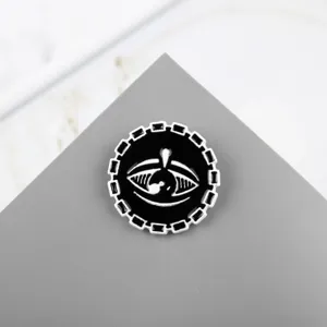Spilla in smalto con occhio che piange nero e argento gotico, distintivo in metallo geometrico.