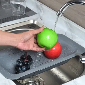 Panier d'égouttoir d'évier de cuisine en plastique rétractable pour lavage des légumes.