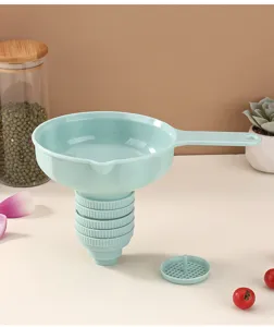 Detailansicht eines praktischen multifunktionalen Plastik-Trichter-Sets in Hellblau mit Messskala.