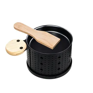 Mini raclette kaasgrill set met handige anti-aanbak pan en houten spatel voor thuis koken.