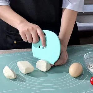 Plastic dough scraper with scale lines for baking pastry cutting kitchen cooking tools