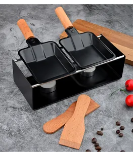 Mini ensemble de poêles à raclette portables avec poignées en bois et support métallique.