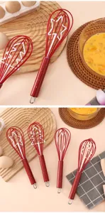 Vista dettagliata della frusta da cucina natalizia rossa e bianca con forma di stella per dolci.