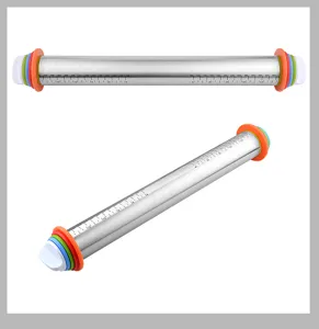 Mattarello regolabile in acciaio inossidabile con anelli in silicone colorato per la cucina.