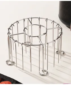 Detailansicht des vertikalen Edelstahl-Spießgestells, ideal für Heißluftfritteuse und Ofen.