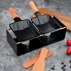 Mini appareil à raclette à double poêle en bois et support en métal pour un usage domestique.