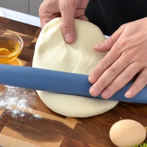 Mattarello in silicone blu per impastare la pasta, utensile antiaderente da cucina.