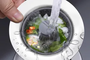Vue détaillée du panier de filtre d'évier de cuisine avec de l'eau courante et filtre anti-clog.