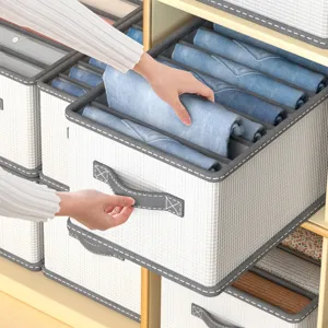 Détail boîte de rangement vêtements en tissu avec séparateurs pour organiser facilement l'armoire.