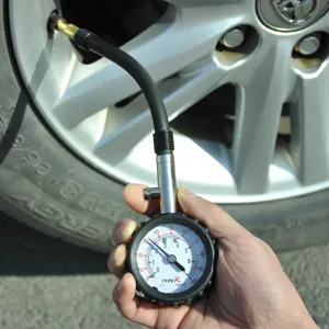 Mechanical tire pressure gauge with flexible hose, metal body and 0-100 psi dial for car.