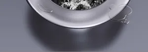 Détail filtre d'évier cuisine inox, pièce de quincaillerie durable et anti-obstruction efficace.