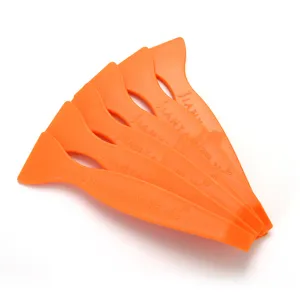 Detailansicht orangefarbener Plastik-Hebelwerkzeuge zum Autoradio Ausbau und Kleberentfernung.
