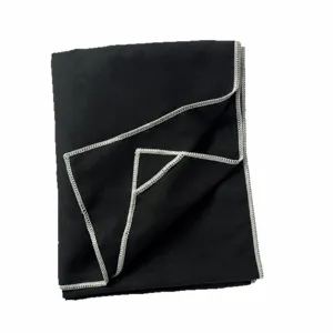 Serviette de plage aimantée noire pliée pour extérieur, tissu microfibre absorbant résistant.