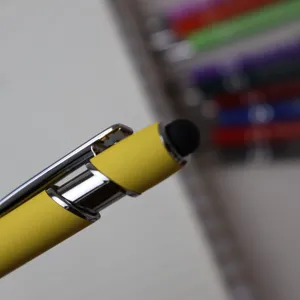 Bolígrafo multifuncional amarillo con punta táctil ideal para oficina y escritura diaria.