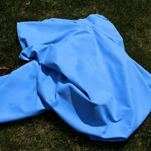 Toalla de playa y baño azul para exteriores, material de microfibra ligera de secado rápido.