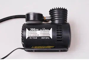Tragbarer 12V Auto Luftkompressor Reifenfüller mit Manometer und mehrsprachigen Spezifikationen.