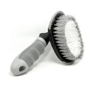 Spazzola professionale per cerchi auto con setole morbide e impugnatura ergonomica.