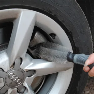 Brosse de nettoyage pour jantes de voiture avec poils souples et poignée ergonomique.
