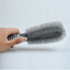 Brosse de nettoyage professionnelle pour jantes de voiture avec poils denses et durables.