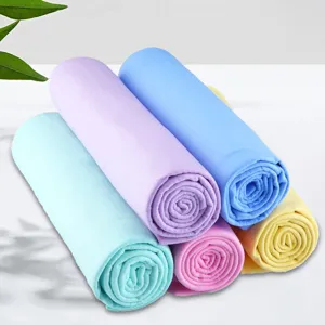 Set van opgerolde super absorberende microvezel auto reiniging handdoeken in verschillende kleuren.