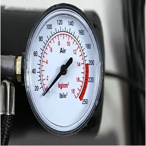Detailansicht des 12V tragbaren Autoluftpumpen-Manometers mit klarer Skala und Zeigeranzeige.