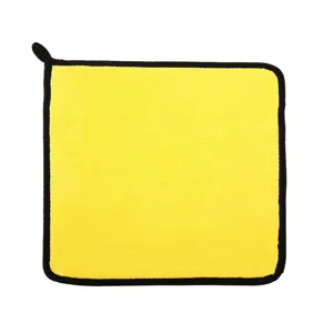 Gele microvezel auto poetsdoek met zwarte rand en handige ophanglus voor voertuigreiniging