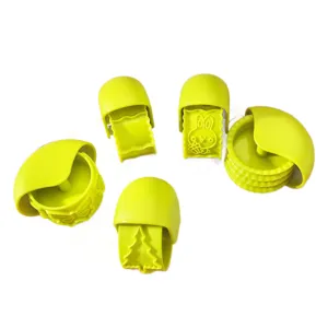 Green plastic baking cookie molds set, dough pastry wheel cutter for kitchen pastry making tools.