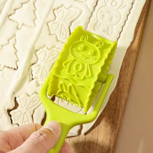 Rouleau à pâtisserie en plastique vert avec motif de lapin pour biscuits et pâtes à gâteaux.