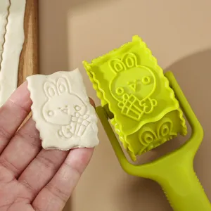 Rouleau a patisserie en plastique vert avec motif de joli lapin mignon pour vos biscuits.