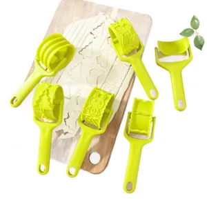 Ensemble de rouleaux à pâtisserie en plastique vert avec divers motifs de biscuits.