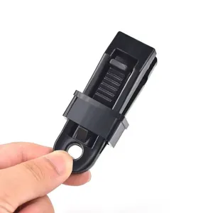 Zwarte plastic dekzeil clip detail, robuuste buiten luifel klem, winddichte tent accessoire.