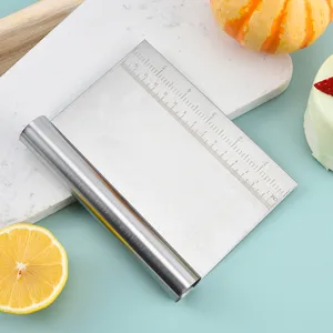 Raschiatore per impasto in acciaio inox con scala di misura, utensile da cucina.