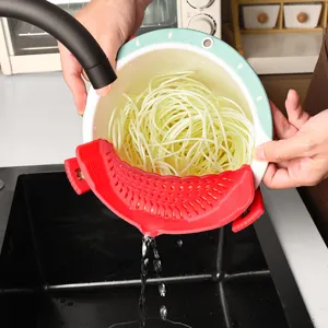 Scolapasta in silicone per pentole, clip di scarico rossa per verdure e pasta.