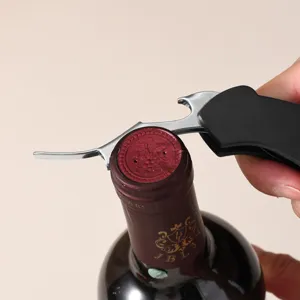 Multifunctionele sommelierkurkentrekker met zwarte handgreep en roestvrijstalen lemmet voor wijn.