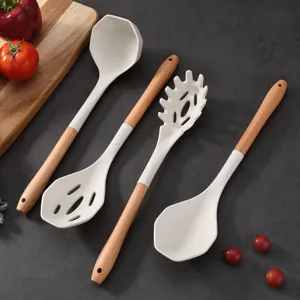 Set di utensili da cucina con manici in legno e teste in silicone bianco, resistenti