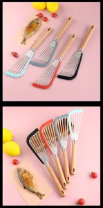 Paletta per pesce in acciaio inossidabile con manico in legno e bordo in silicone resistente.