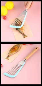 Spatola per pesce in acciaio inossidabile con manico in legno e bordo in silicone.